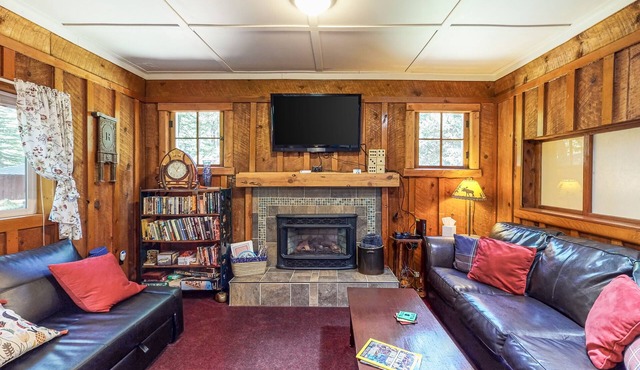 Atmospheric Cabin w/Fireplace, Lovely Forest Setting & WiFi - Close to the Lake