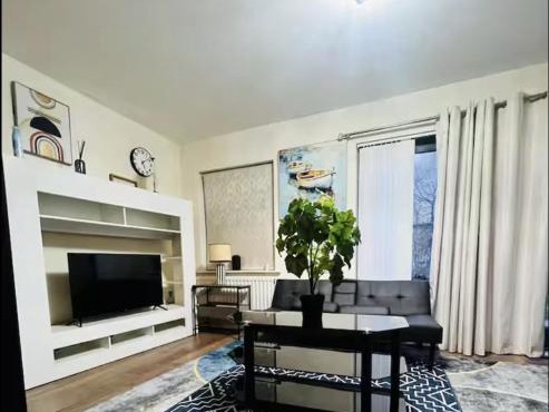 Atom, 4Bed 3Bath,1 Living Room Large House in East London, Sleeps 15, Garden, WIFI, Free Parking, For Families, Contractors, Groups, Corporates