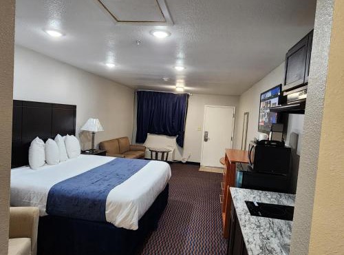 Atria Inn & Suites Kitchenette