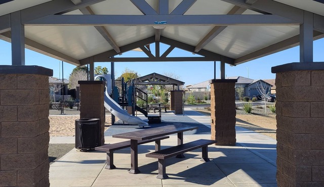 Attached Casita less than 30 minutes from SKY Harbor Airport. Dog friendly!