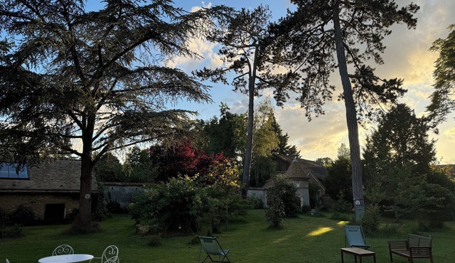 Attached house in walled garden 60 km from Paris, charming village