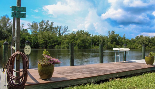 Attached Studio retreat with walking distance to the Dock 🐠