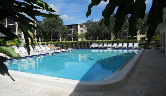 ATTENTION SNOWBIRDS-ESCAPE AND RELAX IN THIS BEAUTIFUL SETTING!