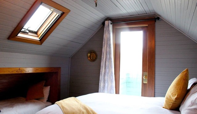 Attic Historic Queen at Shelburne Hotel at Long Beach Peninsula!