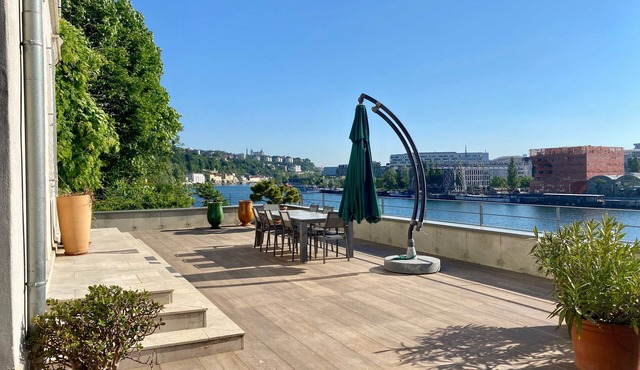Attic room in a beautiful house on the edge of the saône, south of the city
