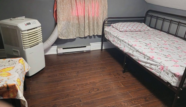 Attic room in Cambridge, close to downtown, mall, shopping area and history