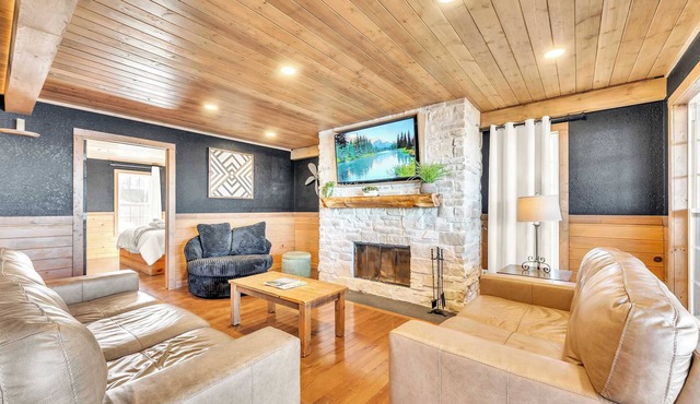 Attitude Adjustment Cabin with hot tub, fire pit, & indoor pool!