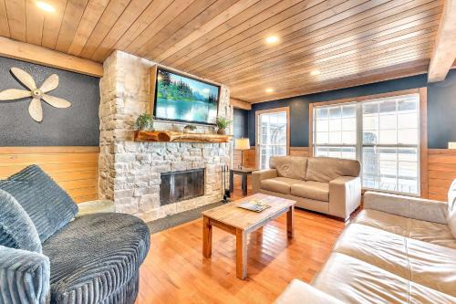 Attitude Adjustment Cabin with hot tub fire pit & indoor pool