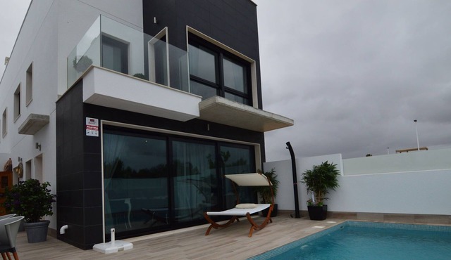 Attractive Holiday Home in San Pedro del Pinetar with Garden