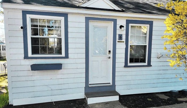 Attractive 1 bedroom cabin only 50 ft from beach