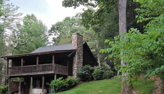 Attractive 2 bedroom cabin w/hot tub