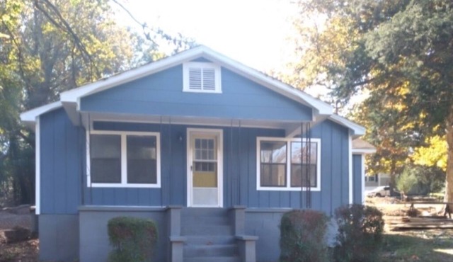 Attractive 2-bedroom, 1 & 1/2 bathroom house in Grove Hill w/WiFi and AC