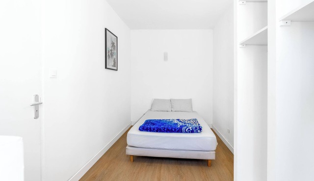 Attractive 2-room apartment, renovated, near St Charles station