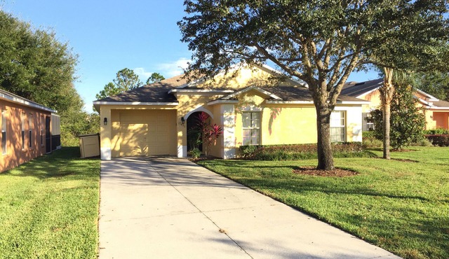 Attractive 5 Bedroom/3 Bathroom single storey villa located on Hwy 27.