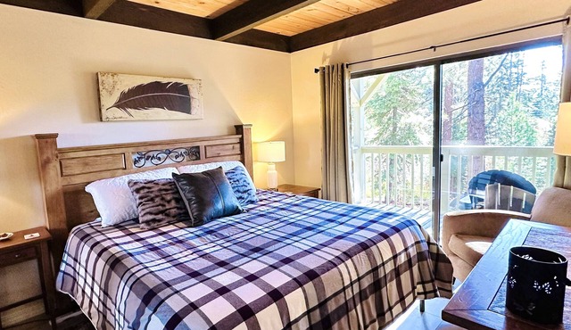 Attractive all-season townhome! Less than 10 min to Northstar, 3 min to beach!