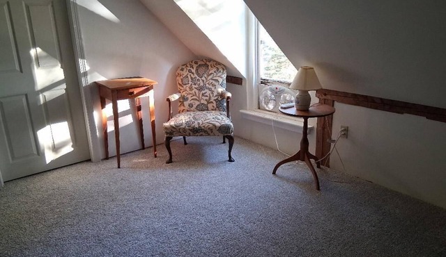 ATTRACTIVE AND COMFORTABLE 2 BEDROOM/1 BATH UNIT WITH WONDERFUL VIEWS