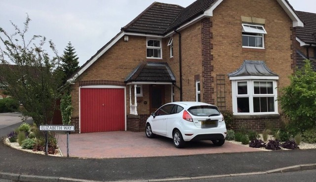 Attractive and modern detached house close to town centre