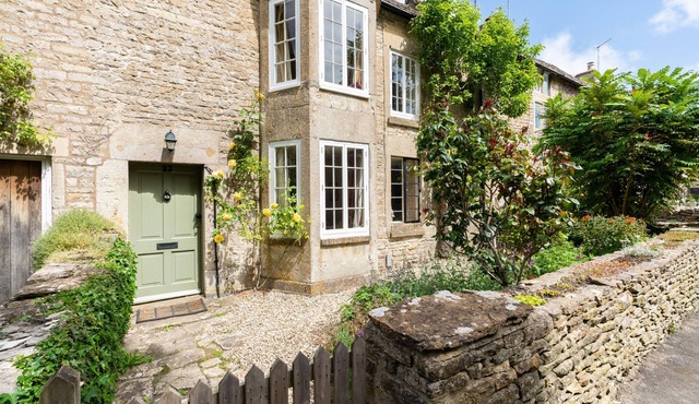 Attractive and stylish Cotswold cottage with wonderful rural views - Pear Tree Cottage, Cherington