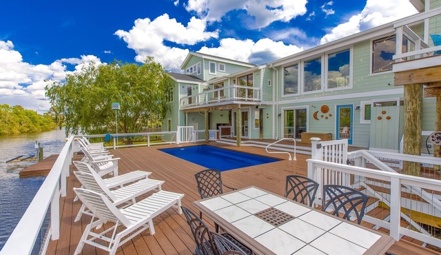 Attractive canal-front home w/private pool, WiFi, washer/dryer, central AC, deck