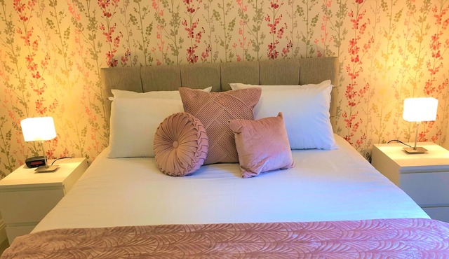 Attractive central apartment with wifi and parking.