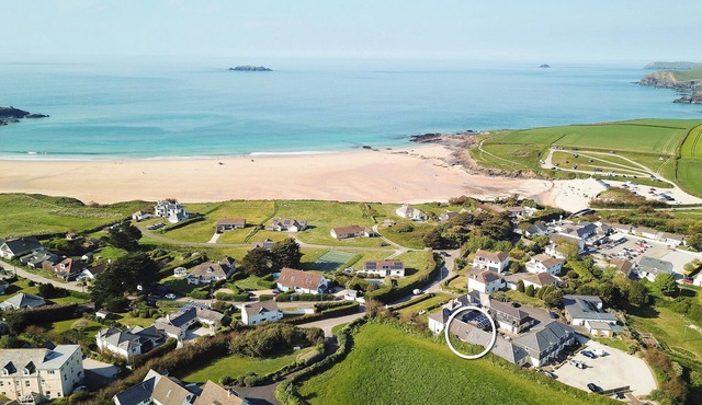 Attractive cottage two minute walk to the beach, dog friendly, parking