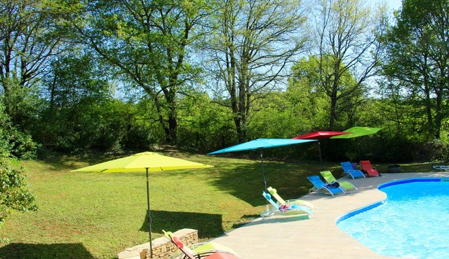 Attractive, fully-equipped gîte in a quiet, green setting near Sarlat. sleeps 4/6