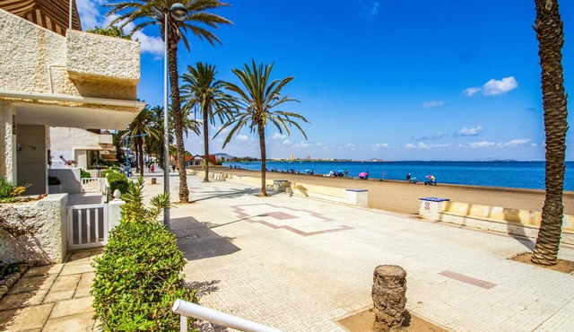 Attractive holiday apartment with panoramic sea views for a relaxing holiday.