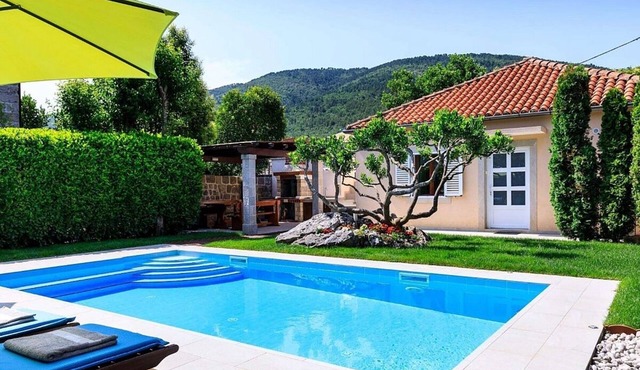 Attractive House with A/C, Private Pool, Superb Views of the Konavle Valley, 5 mins walk to Gruda!