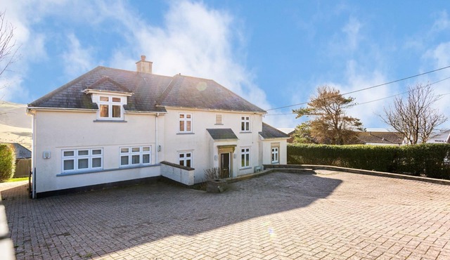 Attractive, pet friendly house with sea views