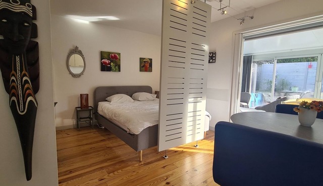 Attractive single-storey house with garden, close to town center