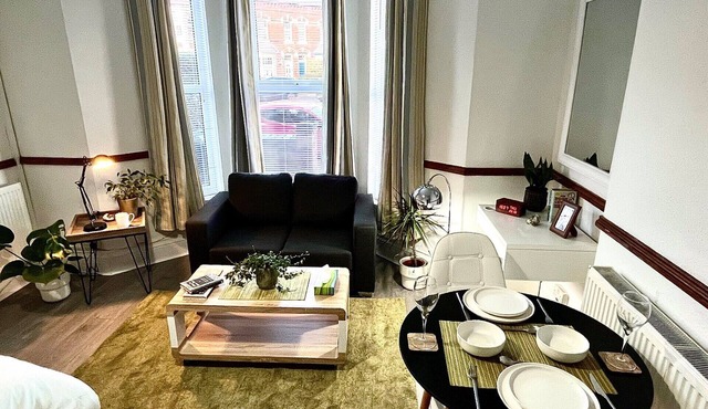 Attractive Spacious Self Contained Apartment 2.8 Miles from Birmingham City Cen