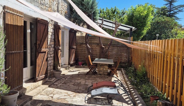 Attractive T3 refurbished in an old stone house.