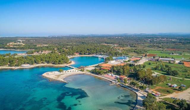 Attractive vacation home with pool in the green north of Istria.