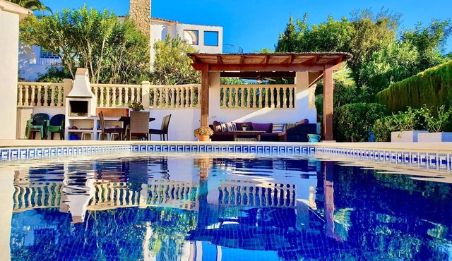 Attractive villa for rent in Moraira with spacious terrace and wide view.