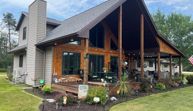 ATV/Snow trails! Huge Cov. Patio/A/C, Firepit, Clean, Spacious,Quiet, Att Garage