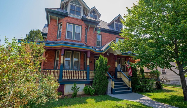 Atv-snowmobile Trail, Close to Marquette, Parking, 9 bedrooms, sleeps 18 People.