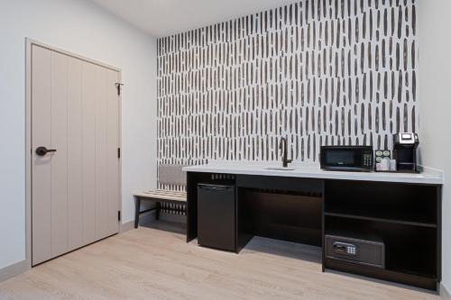 Atwell Suites Kansas City Airport by IHG