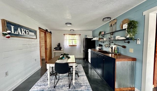 Atwood Lake family home. Pet friendly!