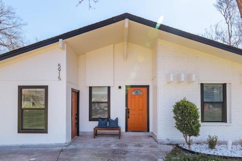 ATX 4BR SoCo Group Stay King Bed, Rain Shower & Walk to SoCo Eats & Vibes