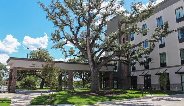 ATX Adventure Base: Double Queen Suite w/Breakfast & Pool