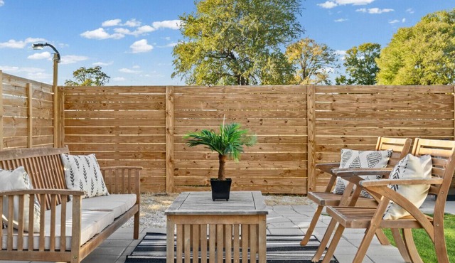 ATX Airport Retreat Pet-Friendly w Yard, EV Charger, Grill & Quick AUS Access