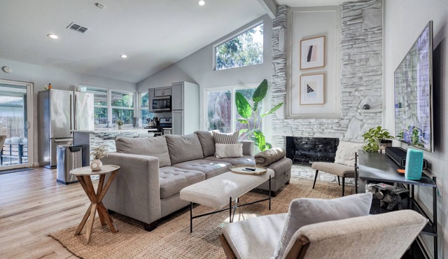 ATX, Hot Tub, 5 Beds 2 Bath, Pets, BBQ, Backyard