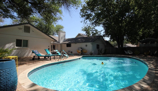 ATX house & pool - minutes from 6th/UT/Q2/Domain