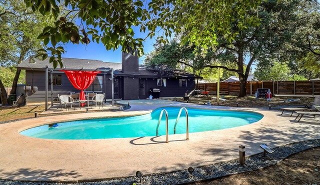 ATX Oasis retreat - pool, hot tub, games & more! Trendy modern setup.