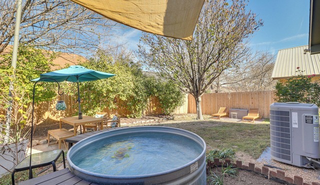 ATX Urban Oasis: Cowboy Pool + Fenced Yard