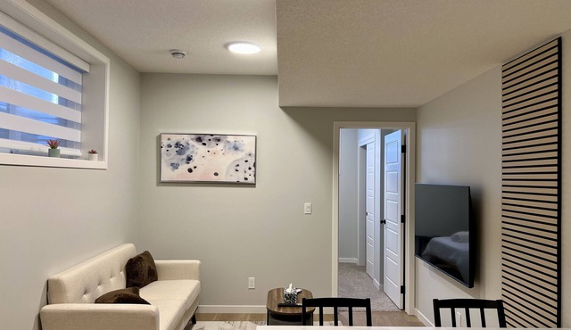 Atya’s Blue Burrow – Cozy Guest Suite in Seton | Smart TV, Parking, Laundry