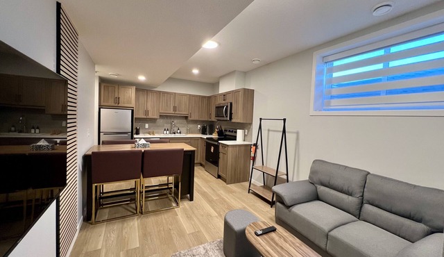 Atya’s Yellow Burrow – Cozy Guest Suite in Seton | Smart TV, Parking, Laundry