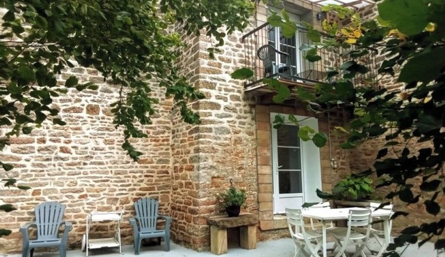 Atypical cottage by the stream - South Burgundy