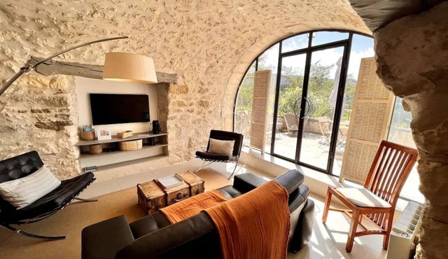 Atypical apartment with large terrace overlooking the Luberon