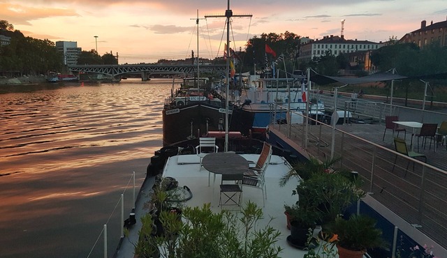 Atypical barge full of charm in the city center